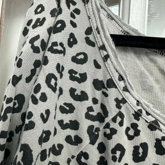 Guess | Grey & Black Leopard Print Long Sleeve Sweater Top Distressed Hem Size L - Picture 3 of 7